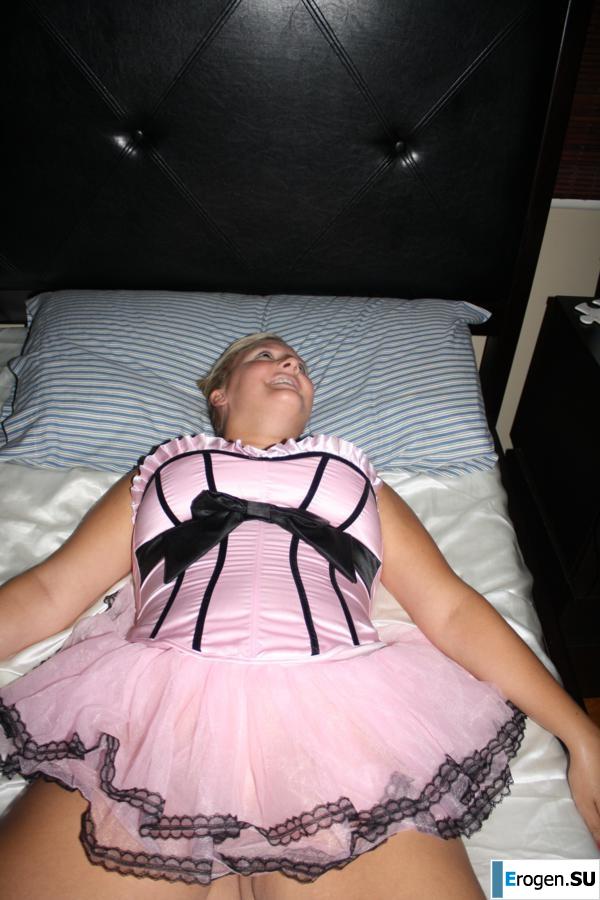 The donut girl and her personal photos. Photo 40