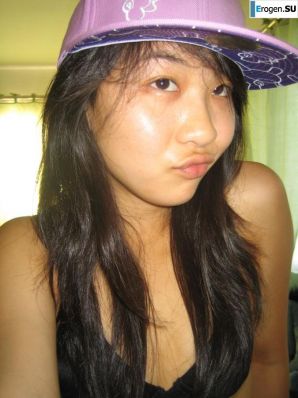 Азиатка развлекается дома. Эскиз 18