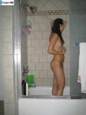 Азиатка развлекается дома. Эскиз 23