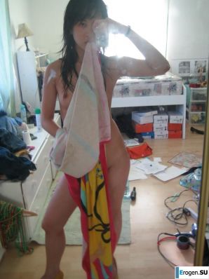 Азиатка развлекается дома. Эскиз 27