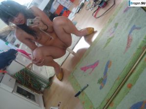 Азиатка развлекается дома. Эскиз 30