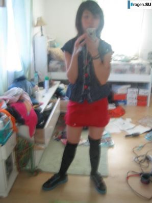 Азиатка развлекается дома. Эскиз 38