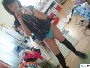 Азиатка развлекается дома. Эскиз 39