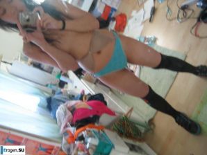 Азиатка развлекается дома. Эскиз 40