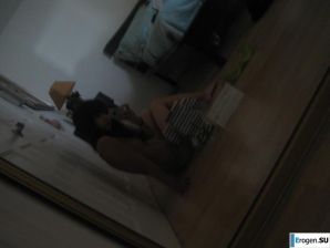 Азиатка развлекается дома. Эскиз 6