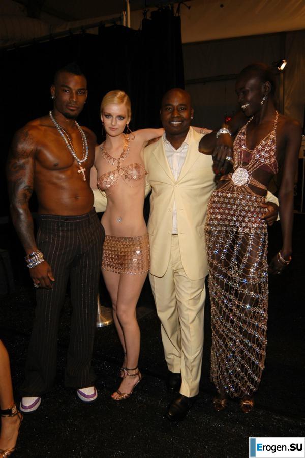 Dressing rooms, latrines, changing rooms for models. Photo 4