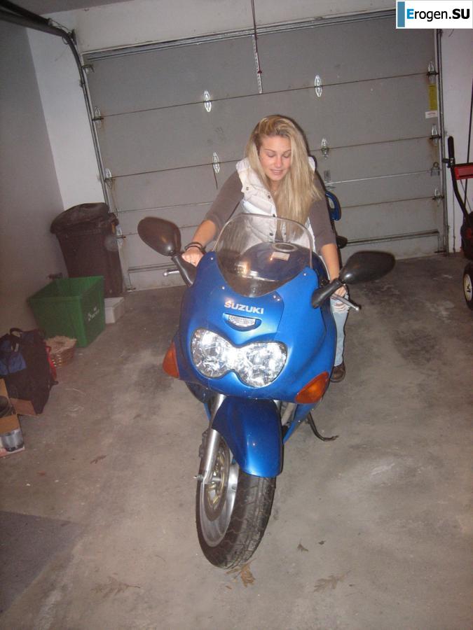 Blonde, muscled and friends. Photo 13