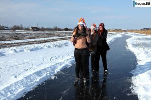 Dutch nudists in winter. Part 2. Thumb 22