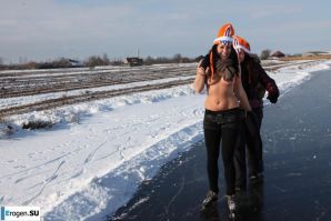Dutch nudists in winter. Part 2. Thumb 25