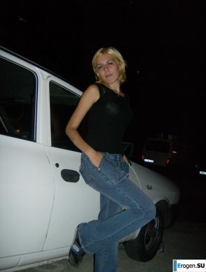 Блондинистая чешка позирует своему другу. Эскиз 4