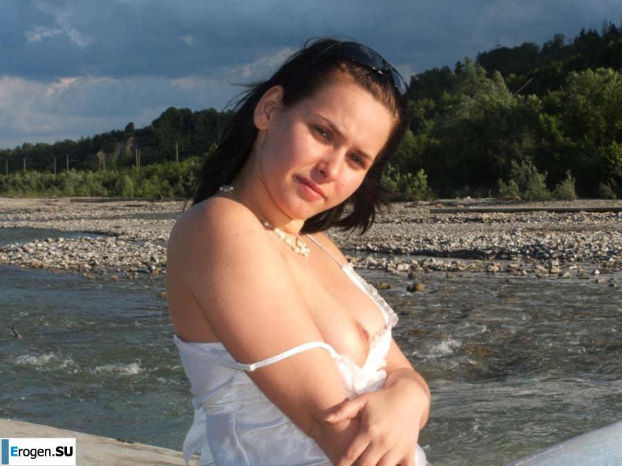 Брюнетка с формами. Фото 12