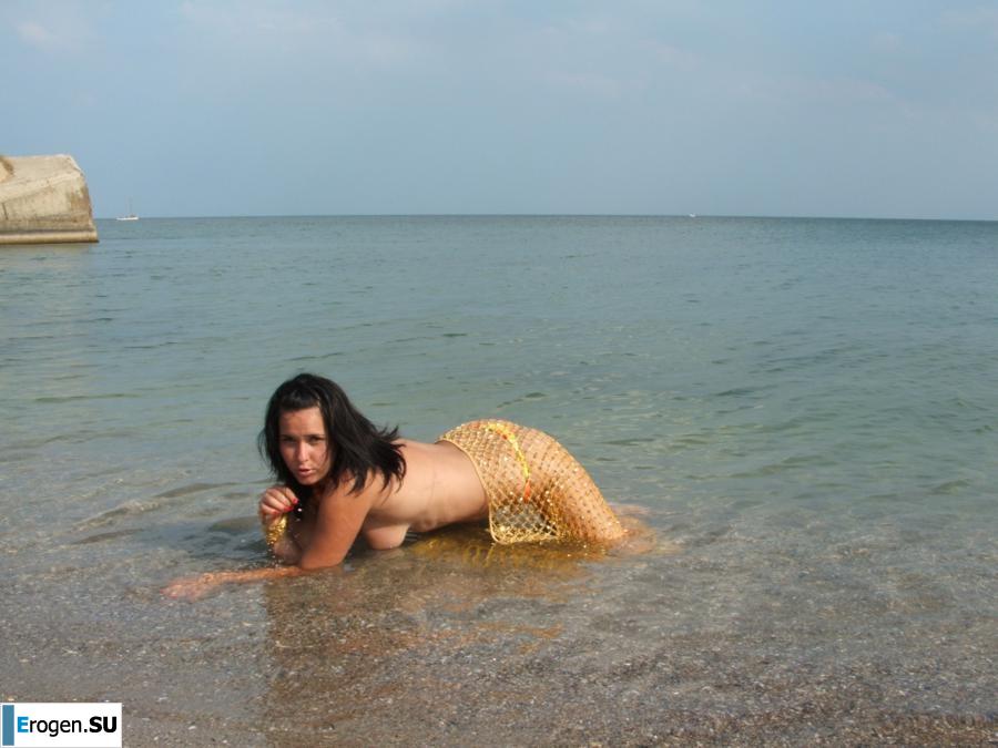 Брюнетка с формами. Фото 16