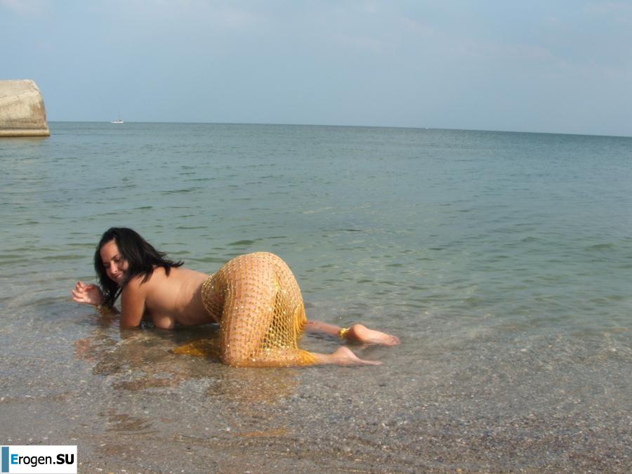 Брюнетка с формами. Фото 17