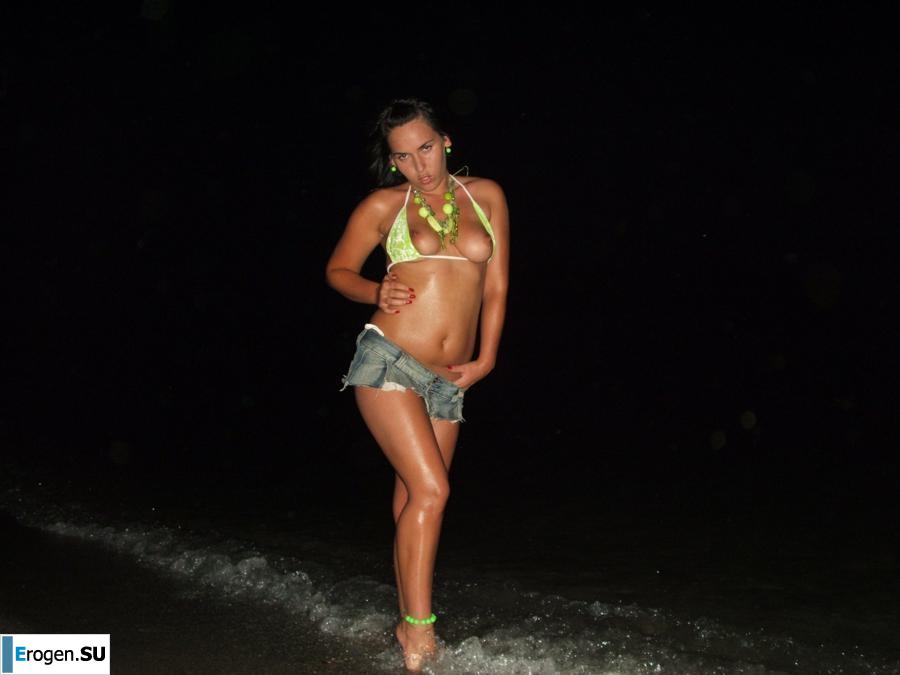 Брюнетка с формами. Фото 3