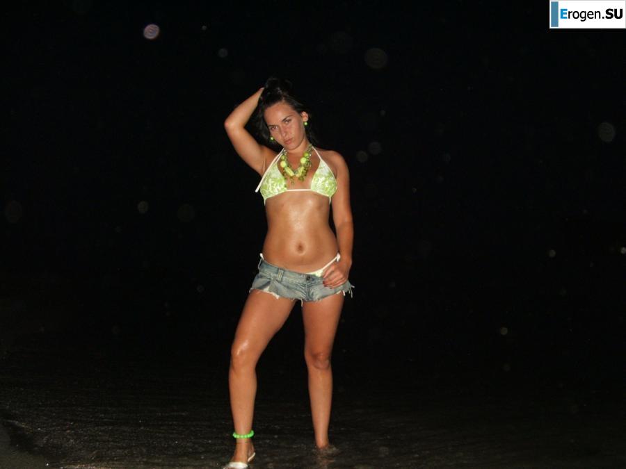 Брюнетка с формами. Фото 34