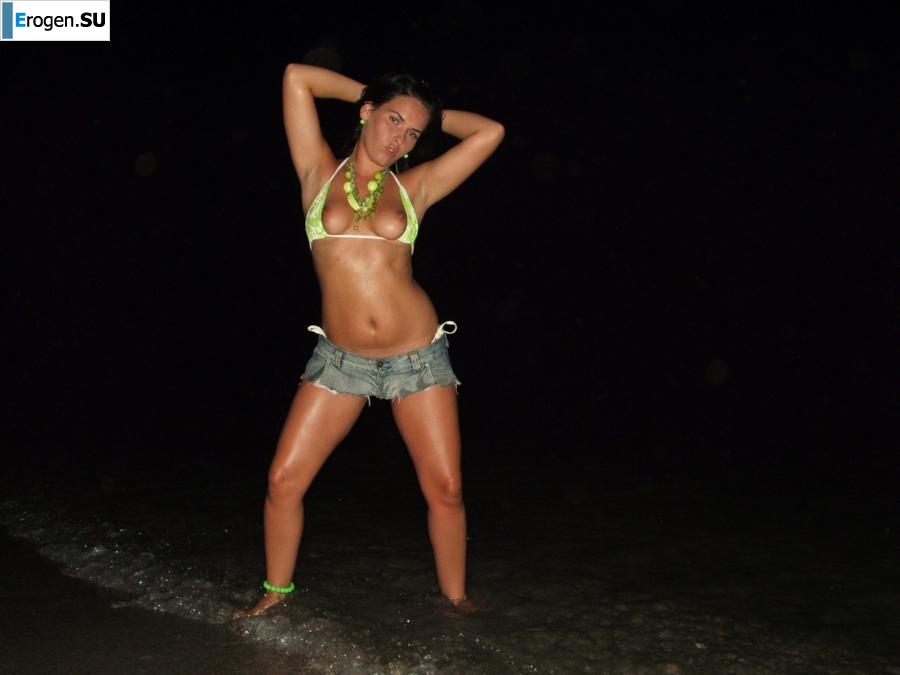 Брюнетка с формами. Фото 4