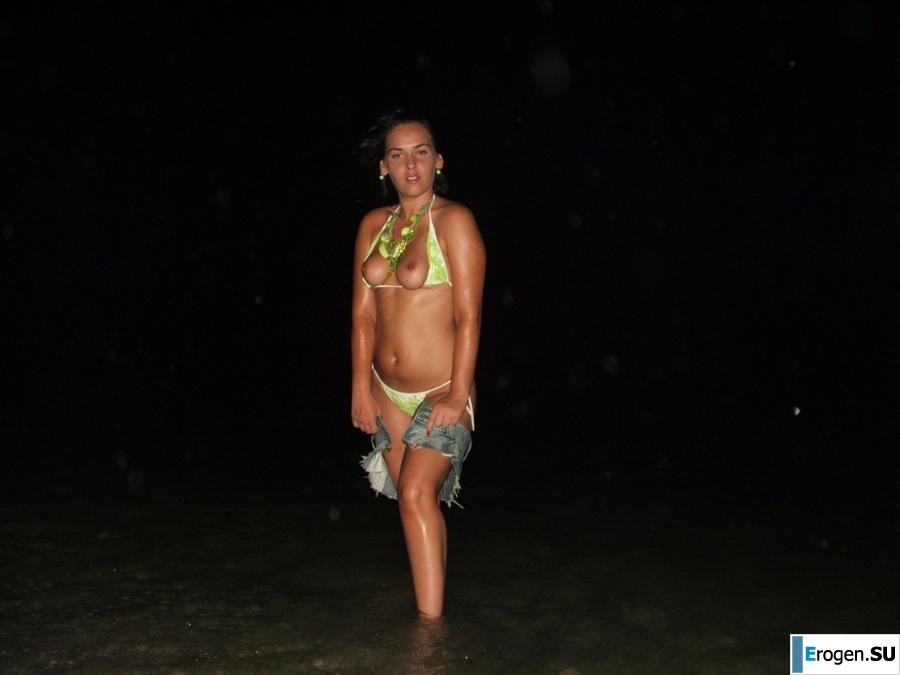 Брюнетка с формами. Фото 5