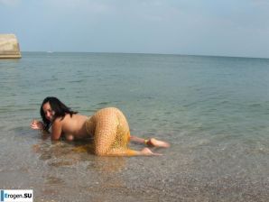 Брюнетка с формами. Эскиз 17