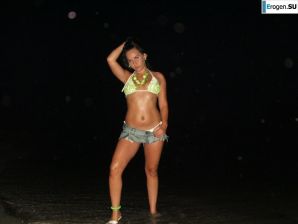 Брюнетка с формами. Эскиз 34