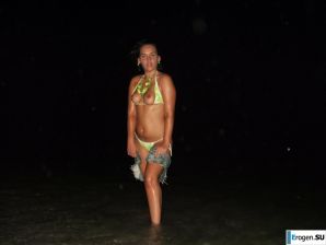 Брюнетка с формами. Эскиз 5