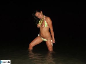 Брюнетка с формами. Эскиз 6