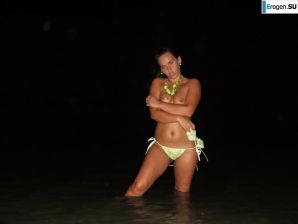 Брюнетка с формами. Эскиз 7