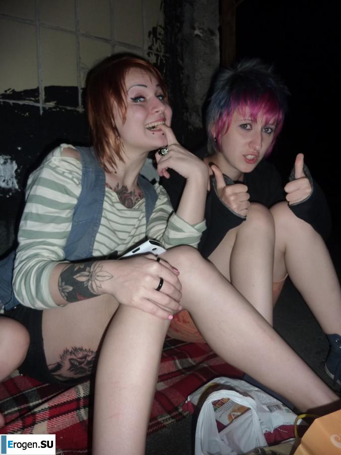 Бухие русские неформалки на крыше. Фото 13