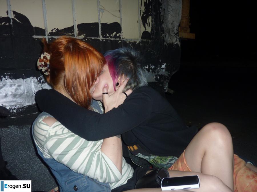Бухие русские неформалки на крыше. Фото 18
