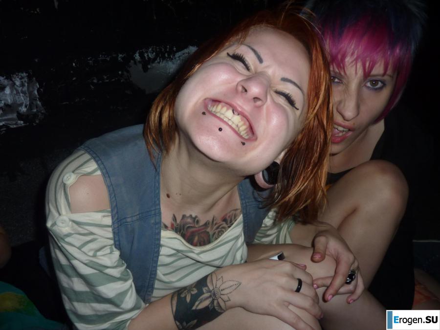 Бухие русские неформалки на крыше. Фото 24