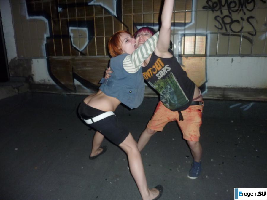 Бухие русские неформалки на крыше. Фото 35