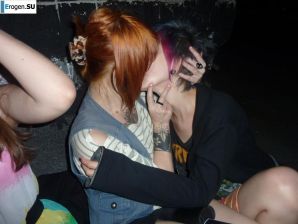 Бухие русские неформалки на крыше. Эскиз 22