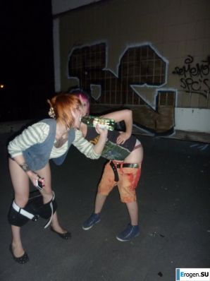 Бухие русские неформалки на крыше. Эскиз 39