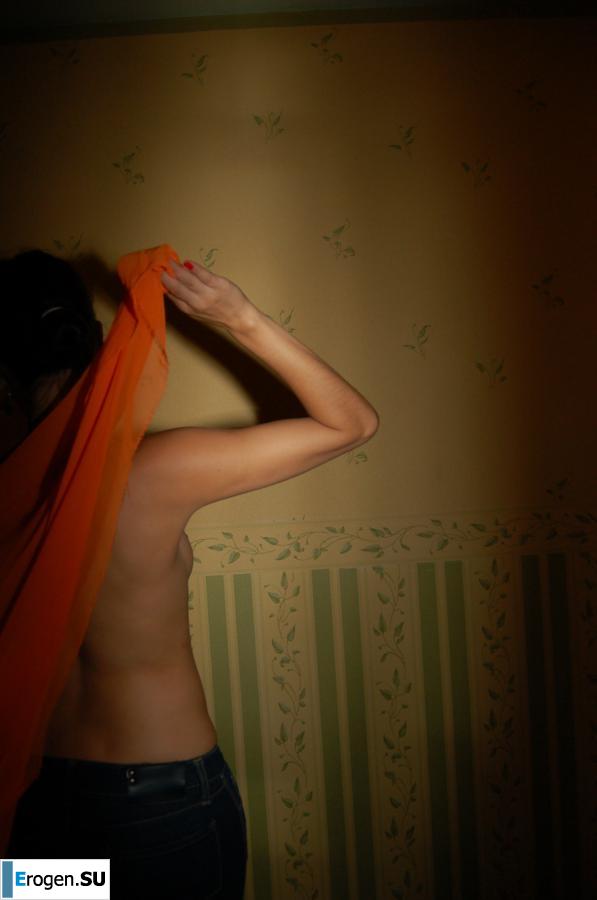 Brunette home photo session. Photo 13