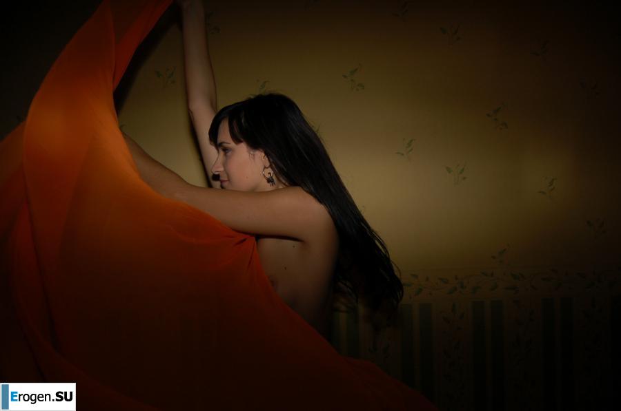 Brunette home photo session. Photo 25