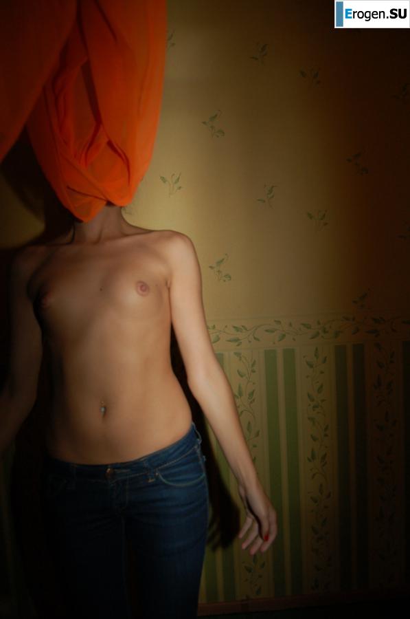 Brunette home photo session. Photo 3