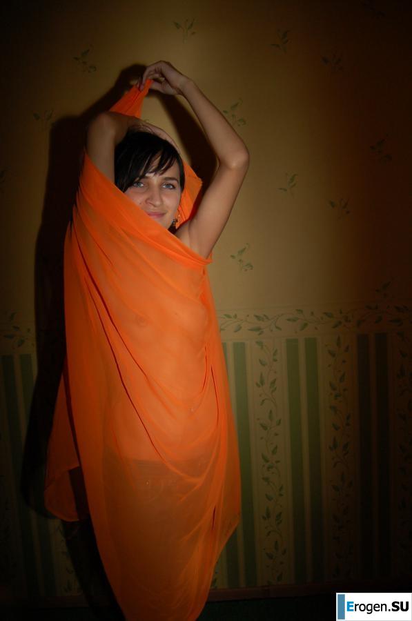 Brunette home photo session. Photo 5