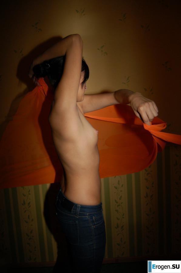 Brunette home photo session. Photo 8