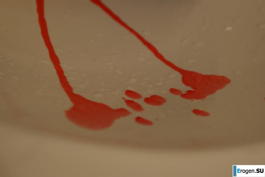 The girl in the bathroom plays with wax. Photo 14