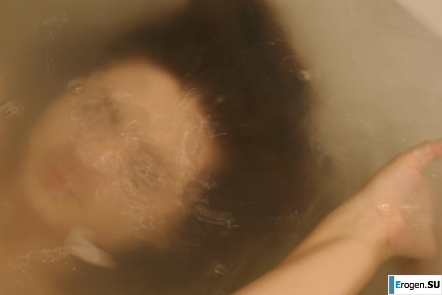 The girl in the bathroom plays with wax. Photo 22