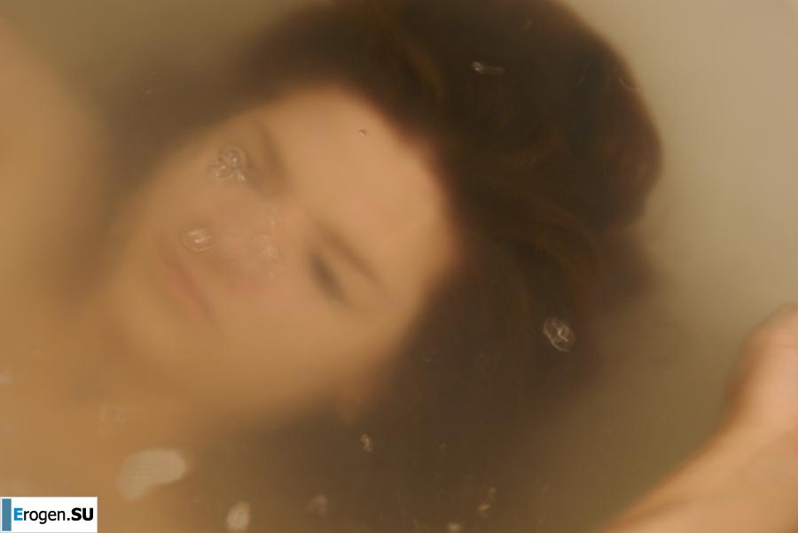 The girl in the bathroom plays with wax. Photo 24