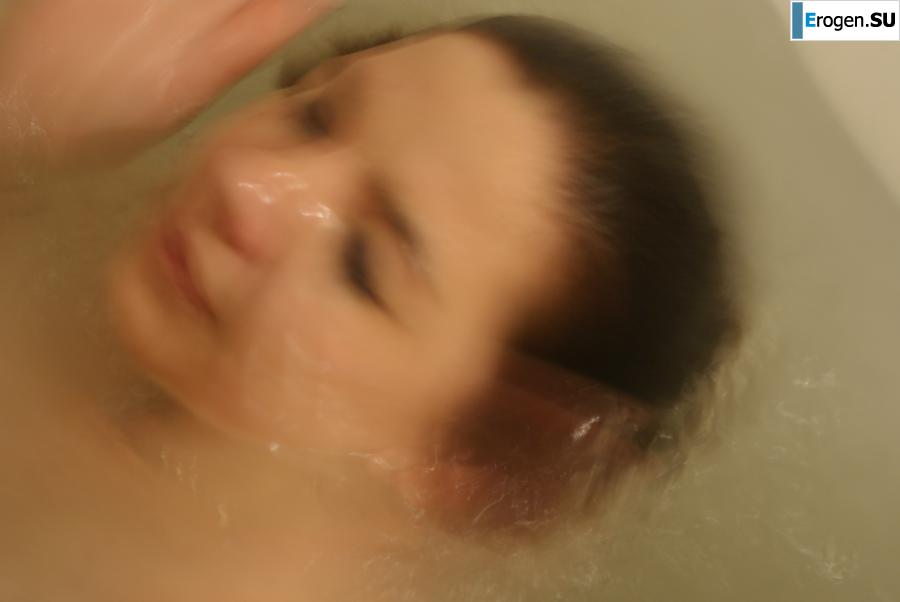 The girl in the bathroom plays with wax. Photo 25