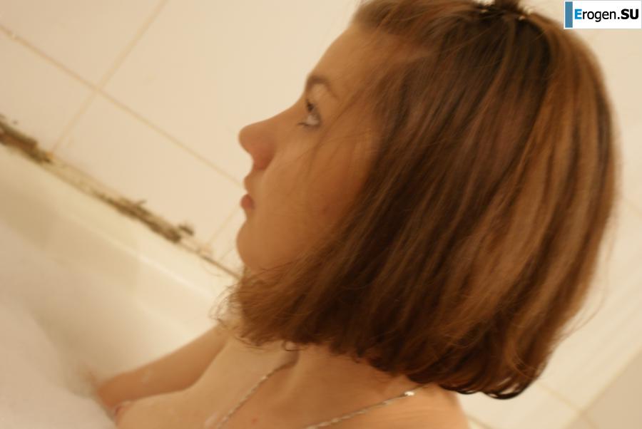 The girl in the bathroom plays with wax. Photo 7