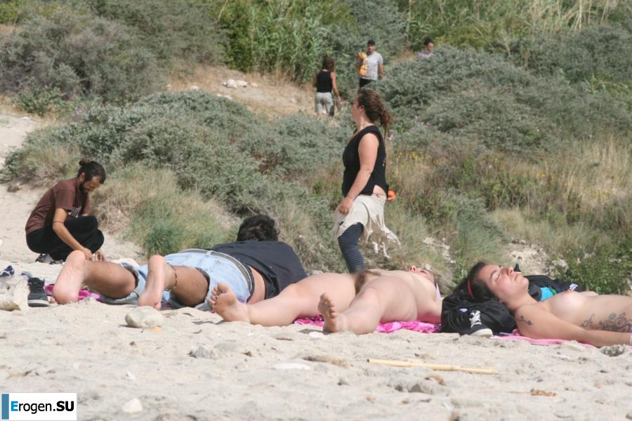 And again, hippies. Now on the beach. Photo 38