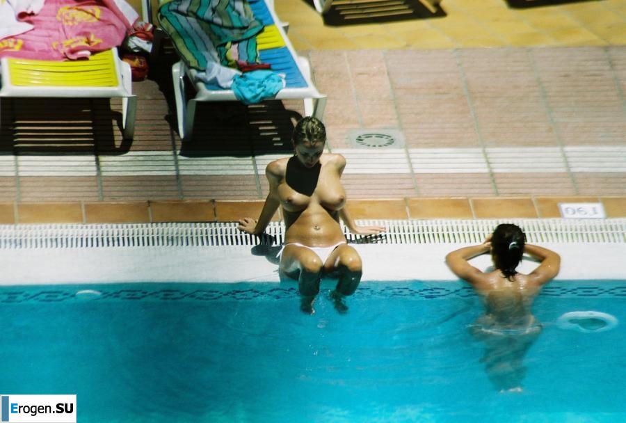 Девушки загорают топлесс возле бассейна. Фото 11