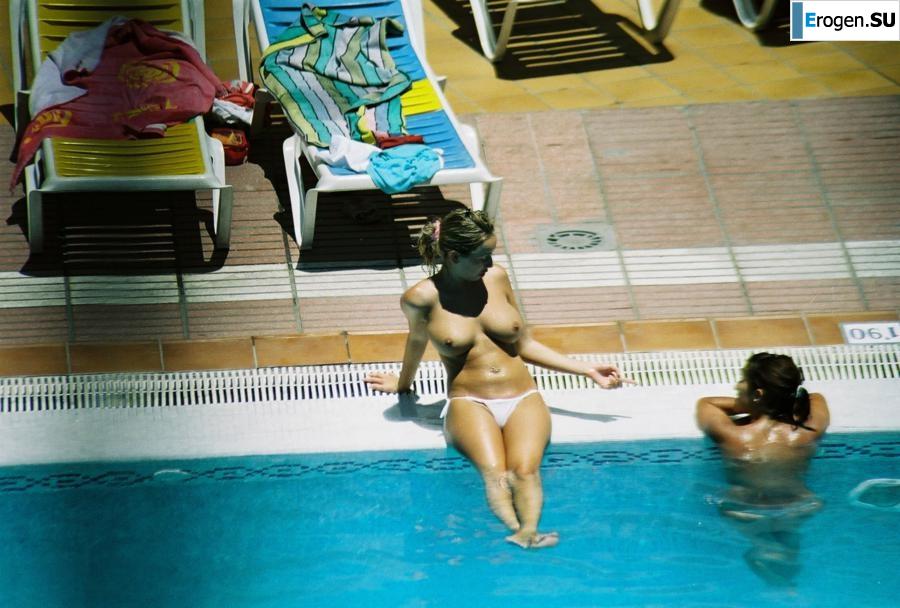 Девушки загорают топлесс возле бассейна. Фото 14