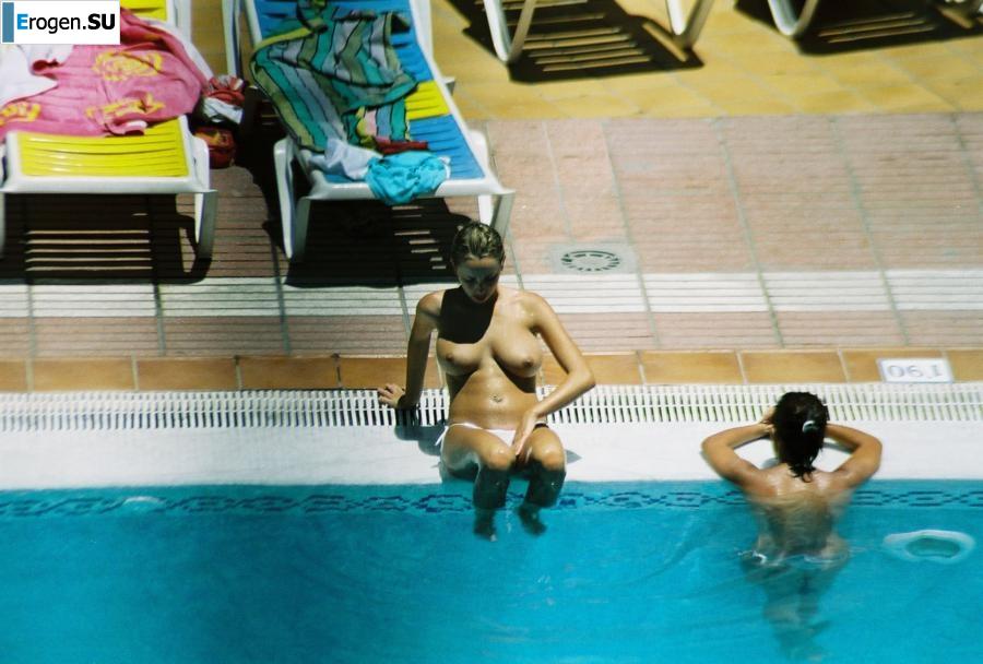 Девушки загорают топлесс возле бассейна. Фото 18