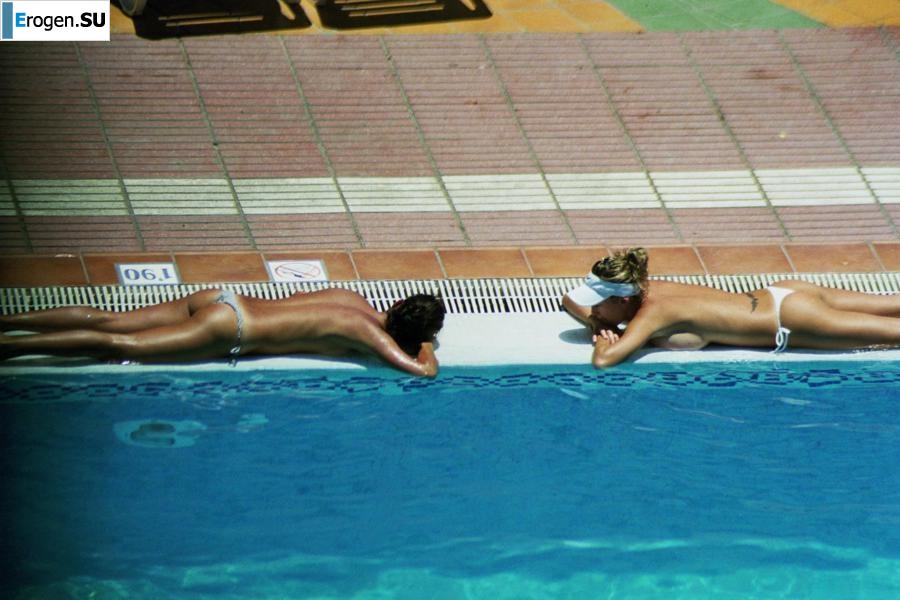 Девушки загорают топлесс возле бассейна. Фото 27