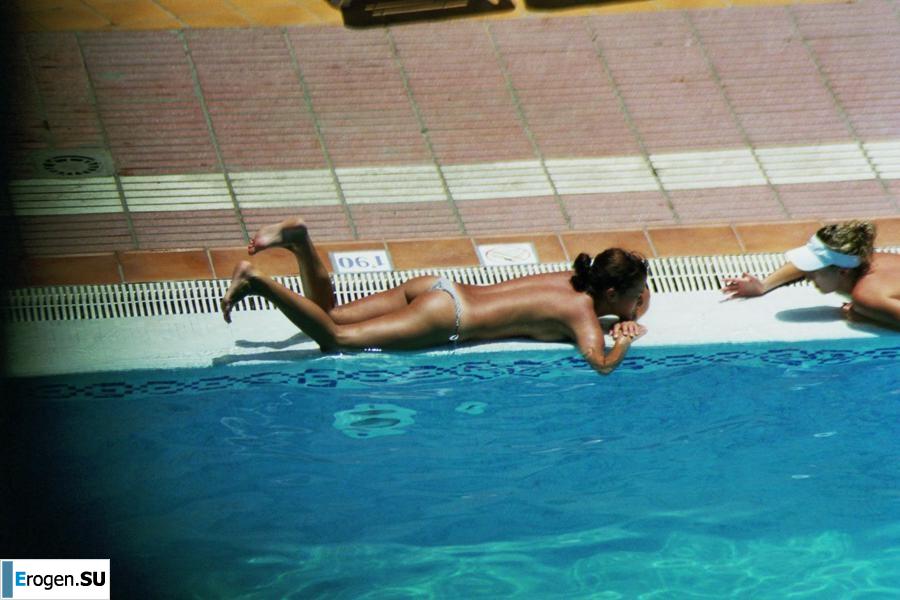 Девушки загорают топлесс возле бассейна. Фото 29