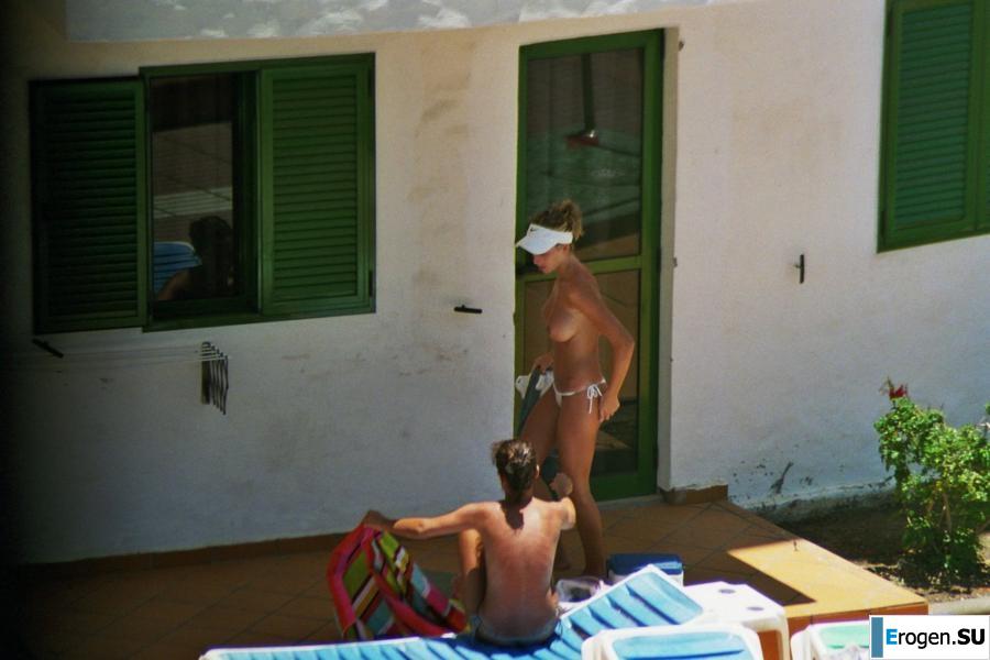 Девушки загорают топлесс возле бассейна. Фото 32