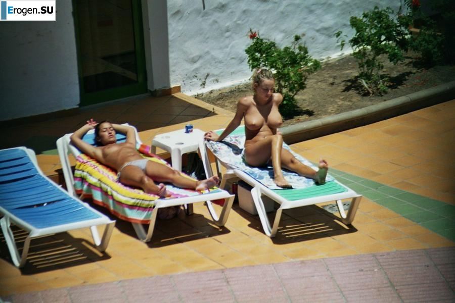 Девушки загорают топлесс возле бассейна. Фото 39